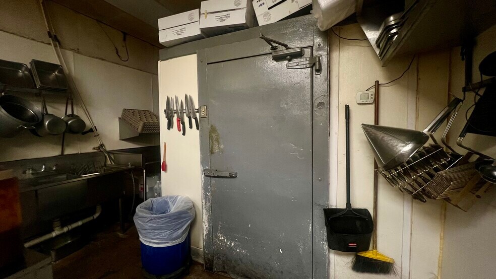 More Photos Of 403 N Jefferson St, La Grange Restaurant For Lease