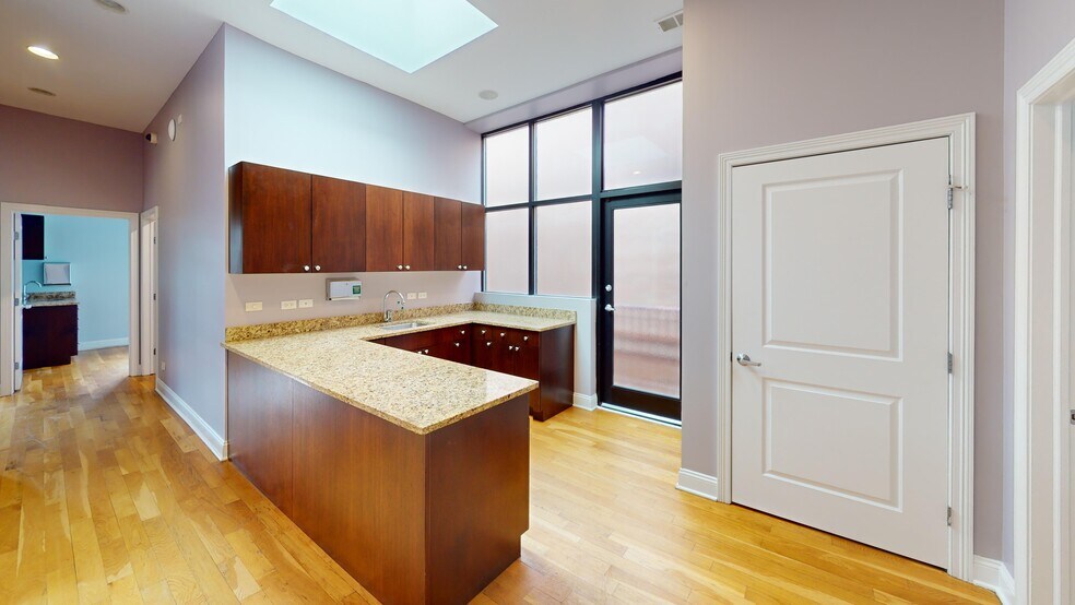 More Photos Of 1009 W Fulton Market, Chicago Storefront Retail Office For Sale