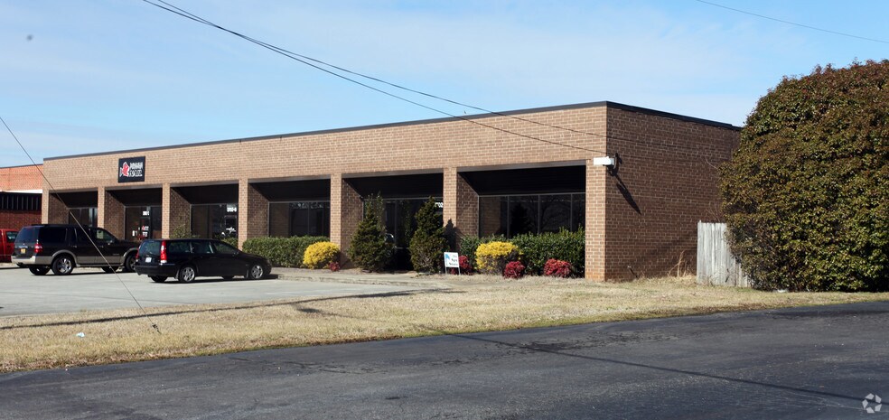 More Photos Of 3702 Alliance Dr, Greensboro Showroom For Lease