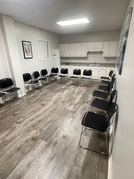 More Photos Of 1911 Mission 66, Vicksburg Medical For Lease