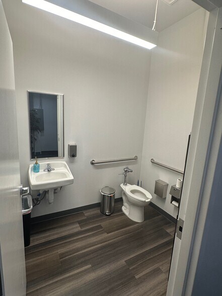 More Photos Of 1800 Camden Rd, Charlotte Office Residential For Lease