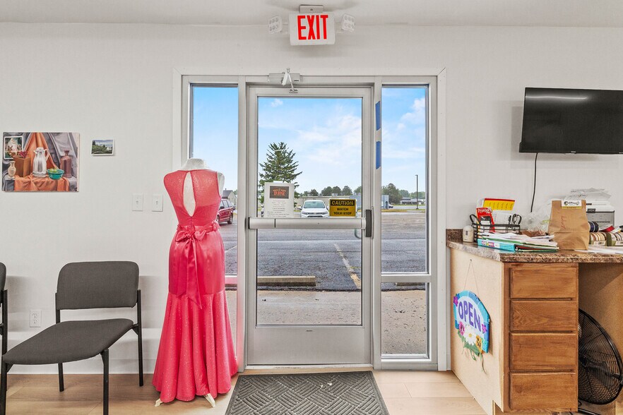 More Photos Of 643 Bodey Cir, Urbana Storefront Retail Office For Sale