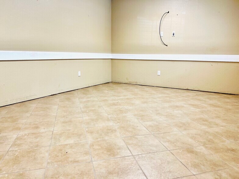 More Photos Of 4512 S Highway 35, Alvin Light Manufacturing For Lease