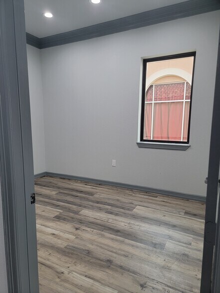 More Photos Of 15018 Lakefair Dr, Richmond Office For Lease