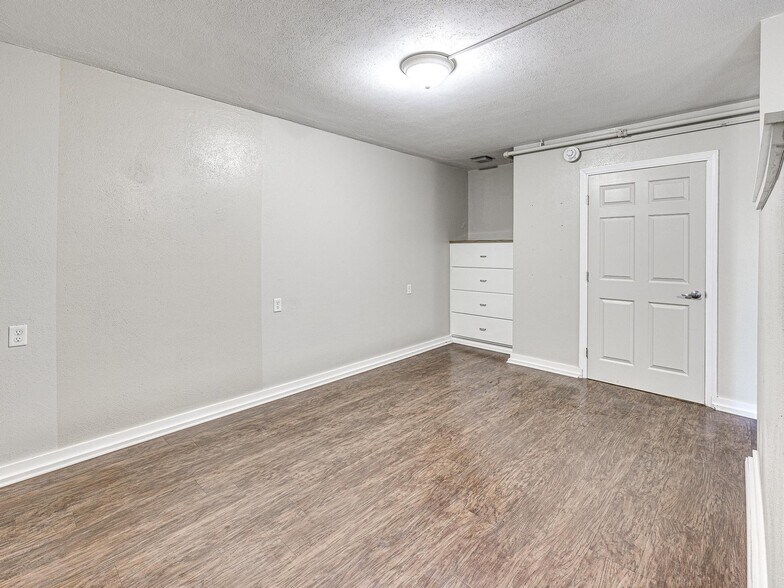 More Photos Of 901 NW 25th St, Oklahoma City Healthcare For Sale