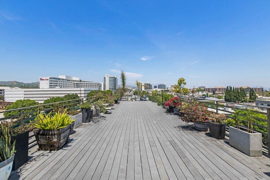 More Photos Of 9975 Santa Monica Blvd, Beverly Hills Loft Creative Space For Lease