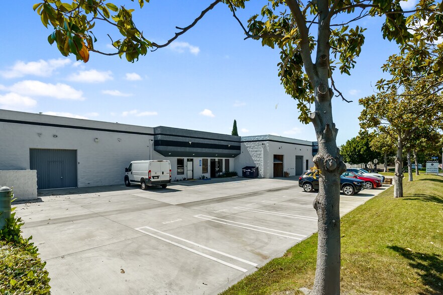 More Photos Of 5482 Business Dr, Huntington Beach Manufacturing For Lease