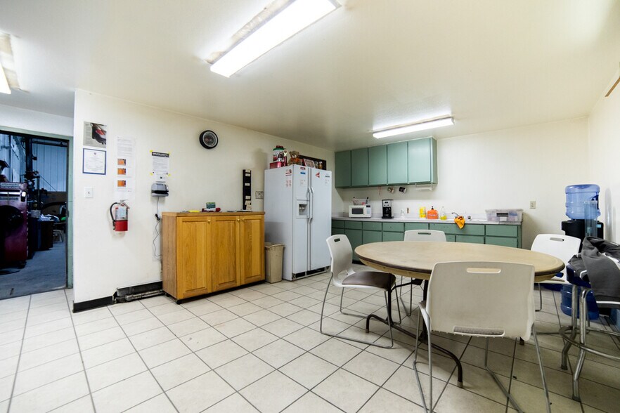 More Photos Of 170 SW 2nd St, Loveland Warehouse For Lease