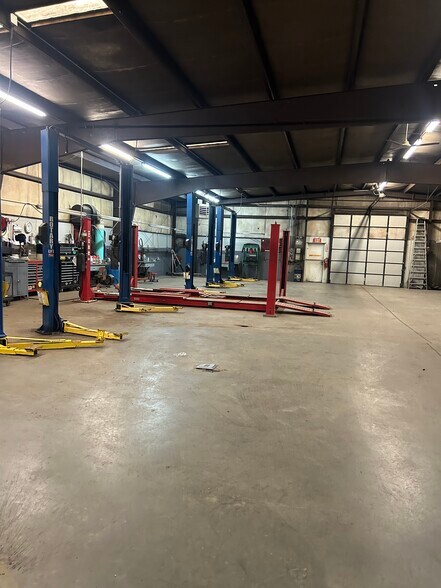 More Photos Of 1901 S 291 Hwy, Independence Auto Repair For Sale