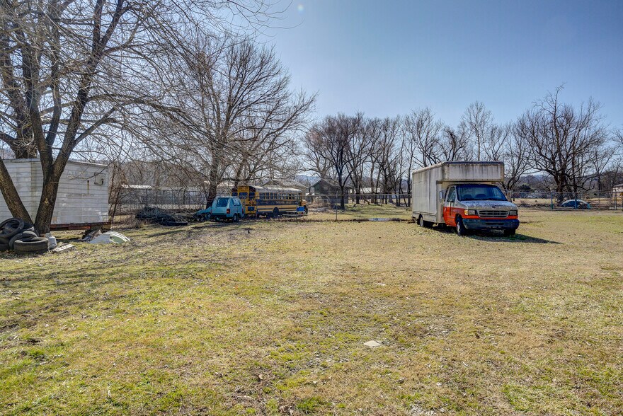 More Photos Of 215 Lovers Ln, Elizabethton Flex For Sale