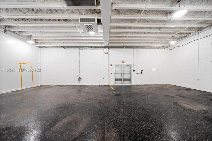 More Photos Of 2585 NW 21st Ter, Miami Warehouse For Lease