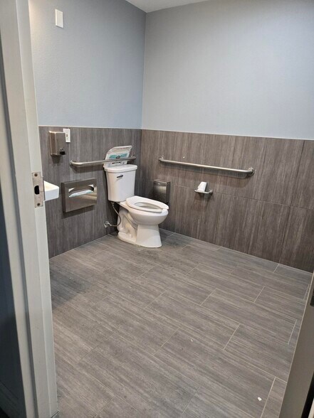 More Photos Of 1616 E Los Angeles Ave, Simi Valley Freestanding For Lease