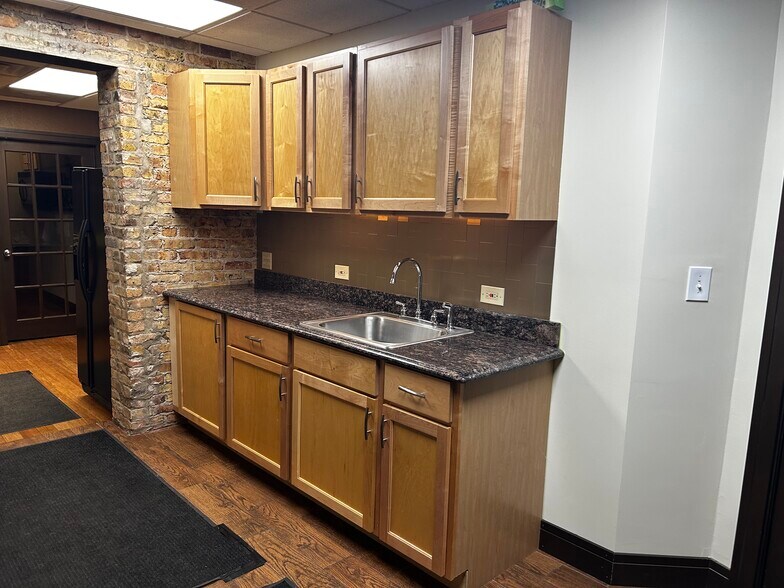 More Photos Of 4044 N Elston Ave, Chicago Storefront Retail Office For Lease