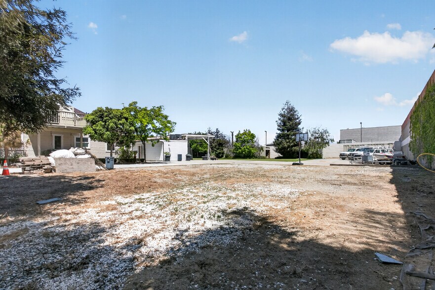 More Photos Of 17066 Palmdale Ln, Huntington Beach Contractor Storage Yard For Sale