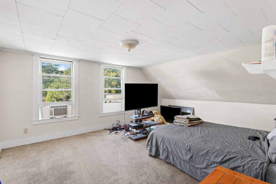 More Photos Of 107 Maple St, Barnstead Restaurant For Sale