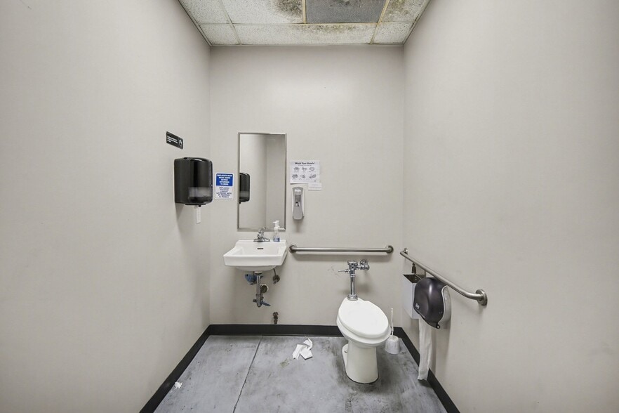 More Photos Of 10810 Withers Cove Park Dr, Charlotte Warehouse For Lease