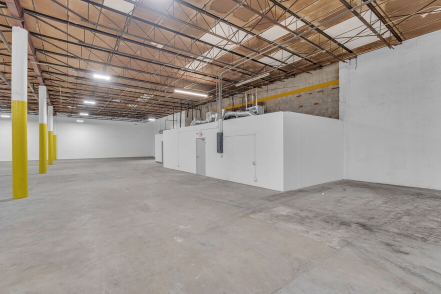 More Photos Of 325-337 W 75th Pl, Hialeah Warehouse For Lease