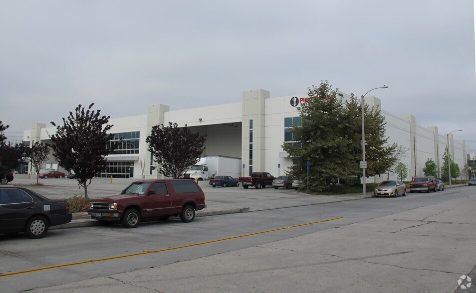 More Photos Of 5636 E 61st St, Commerce Warehouse For Lease