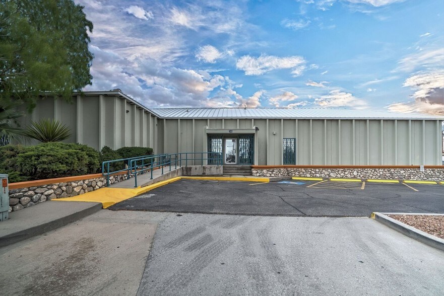 More Photos Of 240 E Sunset Rd, El Paso Office For Lease