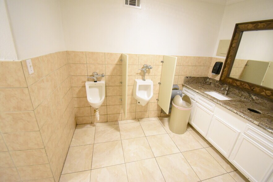 More Photos Of 401 Pennsylvania St, South Houston Lodge Meeting Hall For Sale