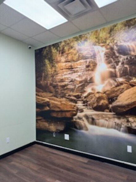 More Photos Of 38 E Main St, Hampton Office For Lease