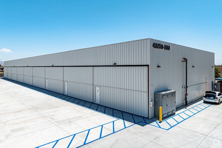 More Photos Of 43250 Sunburst St, Indio Showroom For Sale