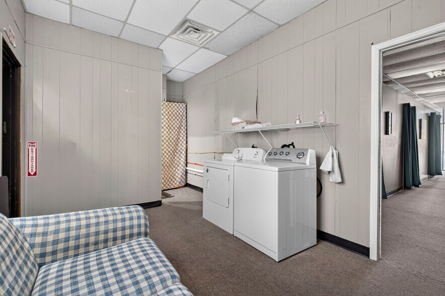More Photos Of 1950 S Glenstone Ave, Springfield Storefront For Sale