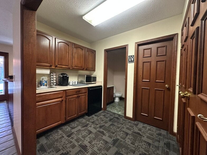 More Photos Of 800 E Franklin St, Dayton Office For Sale