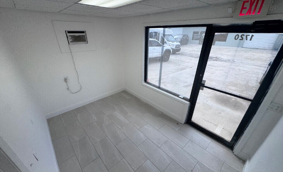 More Photos Of 1726-1738 SW Biltmore St, Port Saint Lucie Light Manufacturing For Lease