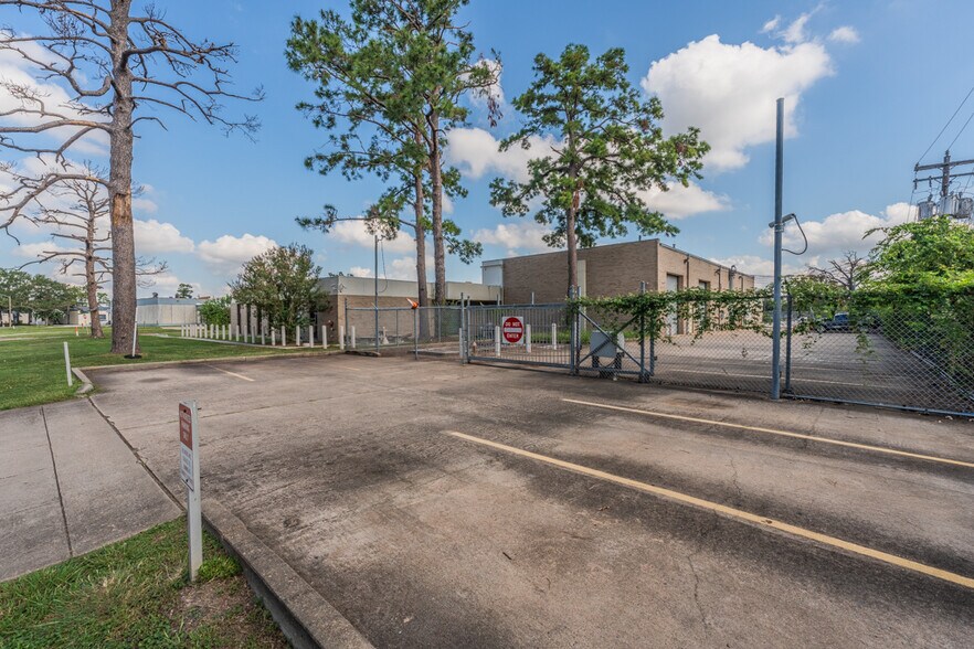 More Photos Of 2110 E Governors Cir, Houston Light Manufacturing For Sale