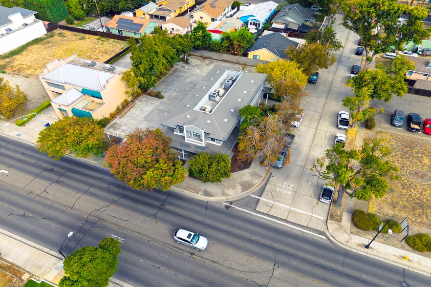 More Photos Of 403 W 11th St, Tracy Office For Sale