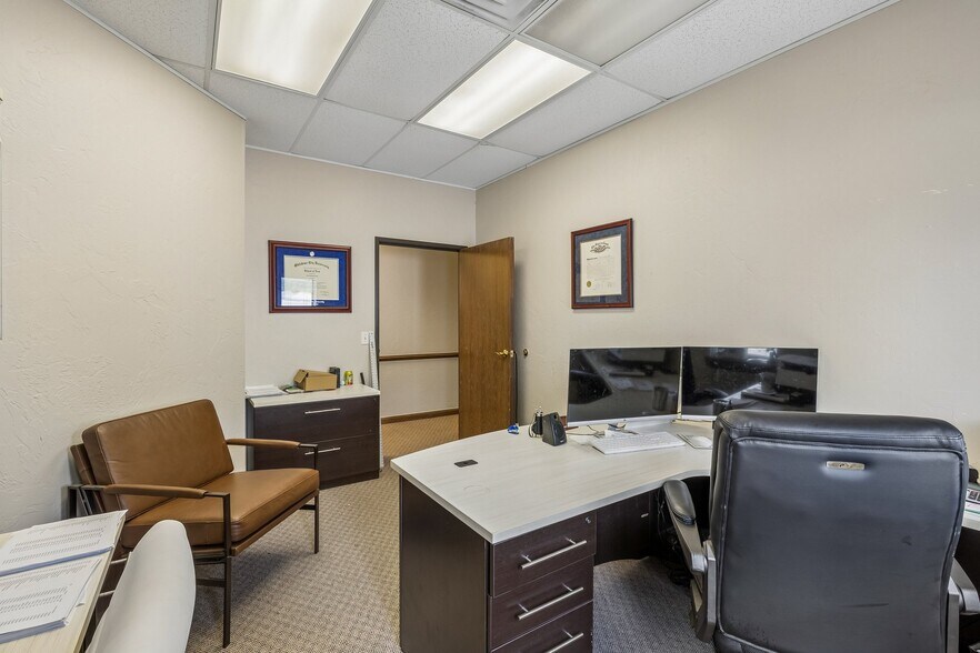 More Photos Of 405 W 2nd St, Edmond Office For Lease