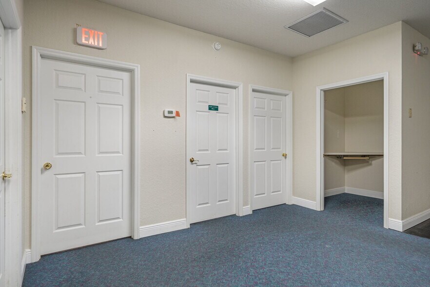 More Photos Of 1377 Deltona Blvd, Spring Hill Office For Lease