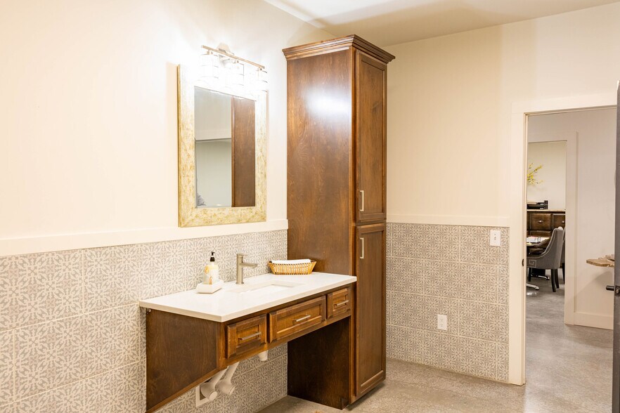 More Photos Of 5830 Highway 231 S, Castalian Springs Showroom For Sale