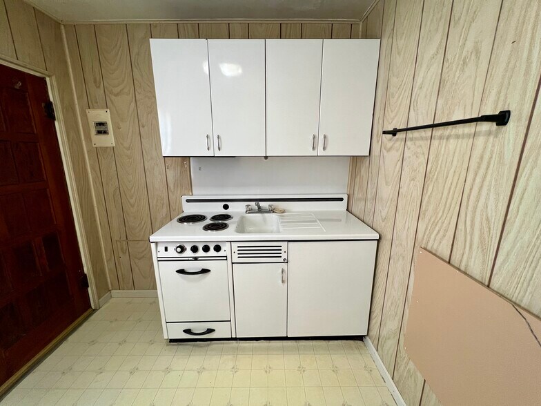 More Photos Of 408 Park St, Thermopolis Hotel For Sale