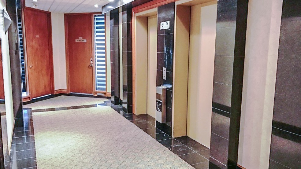 More Photos Of 500 Boul Saint-Martin O, Laval Office For Lease