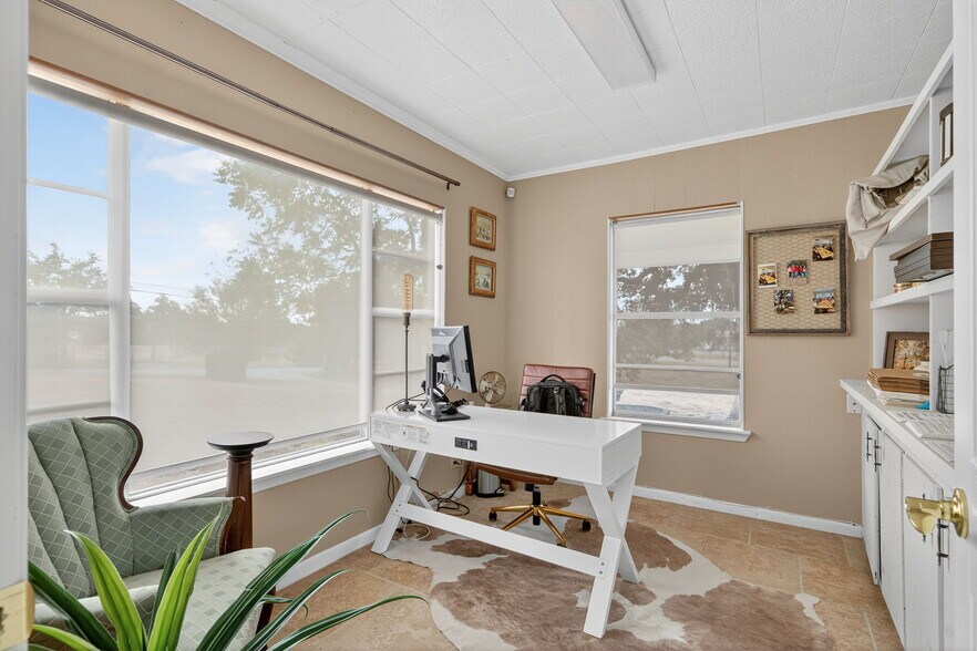 More Photos Of 930 N School St, Boerne Office For Sale