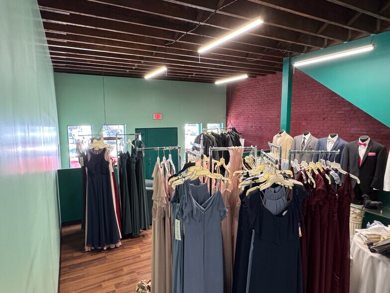 More Photos Of 414 5th St, Illiopolis General Retail For Sale