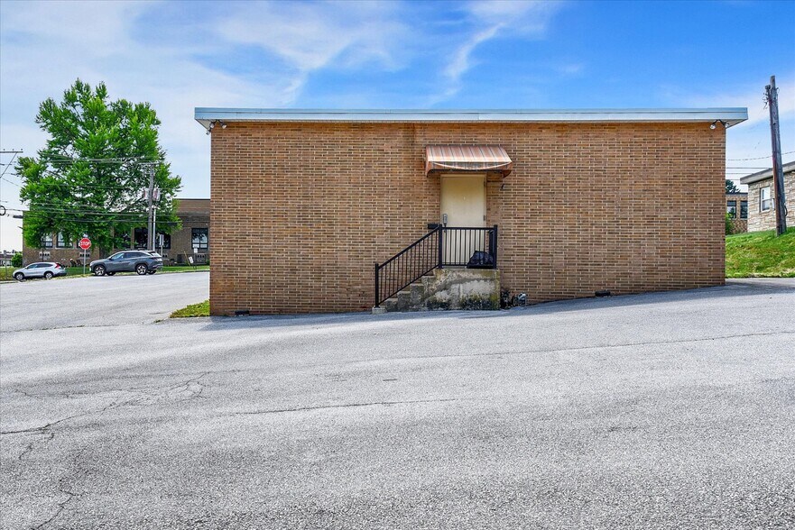 More Photos Of 104 N 7th St, Lemoyne Office For Sale