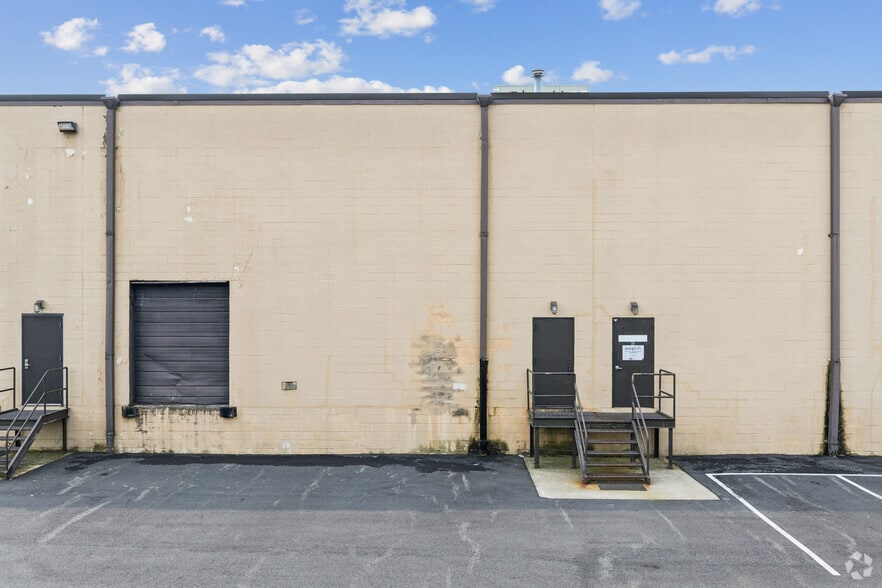 More Photos Of 600 Ryerson Rd, Lincoln Park Warehouse For Lease