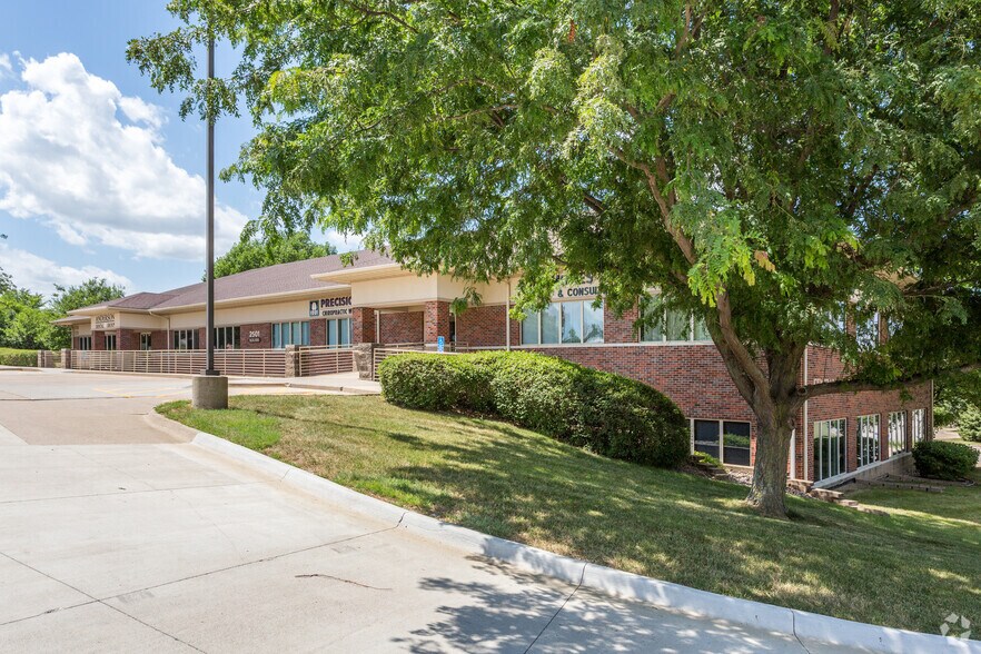 More Photos Of 2501 Westown Pky, West Des Moines Medical For Lease