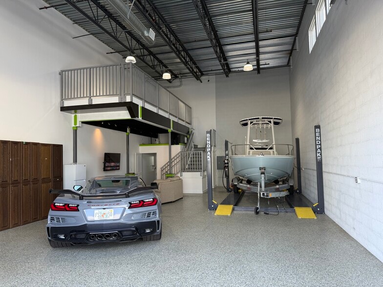 More Photos Of 861 NE Industrial Blvd, Jensen Beach Warehouse For Lease