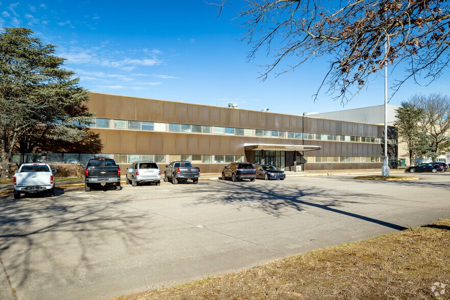More Photos Of 368 Burman Blvd, Calverton Warehouse For Lease