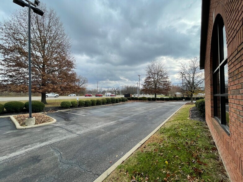 More Photos Of 7215 Riverport Plaza Dr, Louisville Freestanding For Sale
