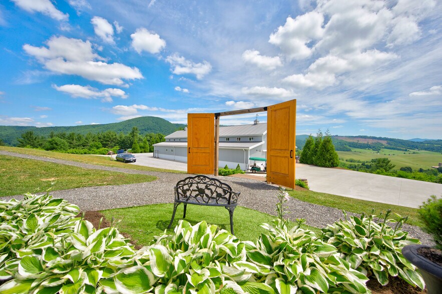 More Photos Of 639 Wagon Wheel Rd, Elk Creek Lodge Meeting Hall For Sale
