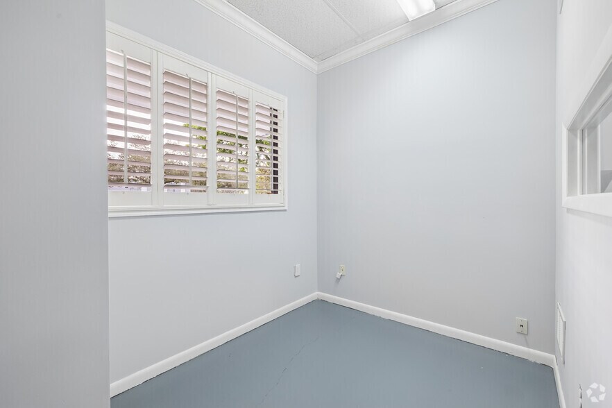 More Photos Of 4408 Corporate Sq, Naples Manufacturing For Sale