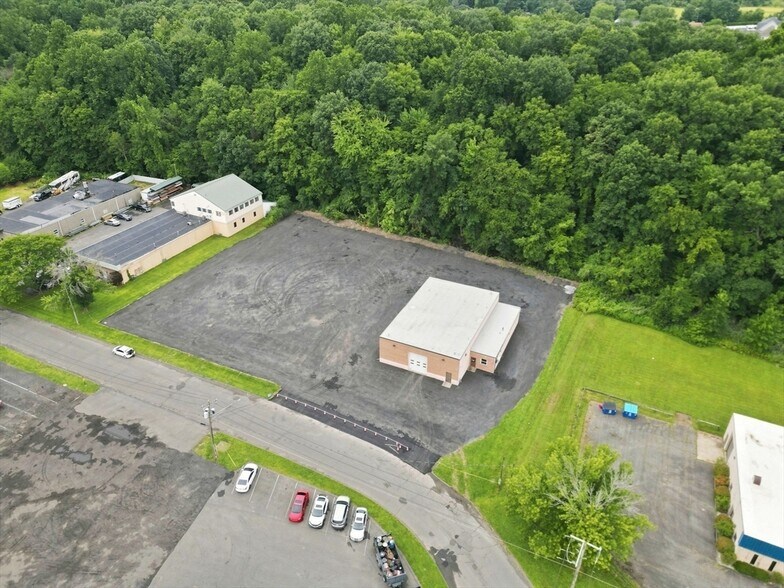 More Photos Of 97 Ramah Cir S, Agawam Auto Repair For Lease