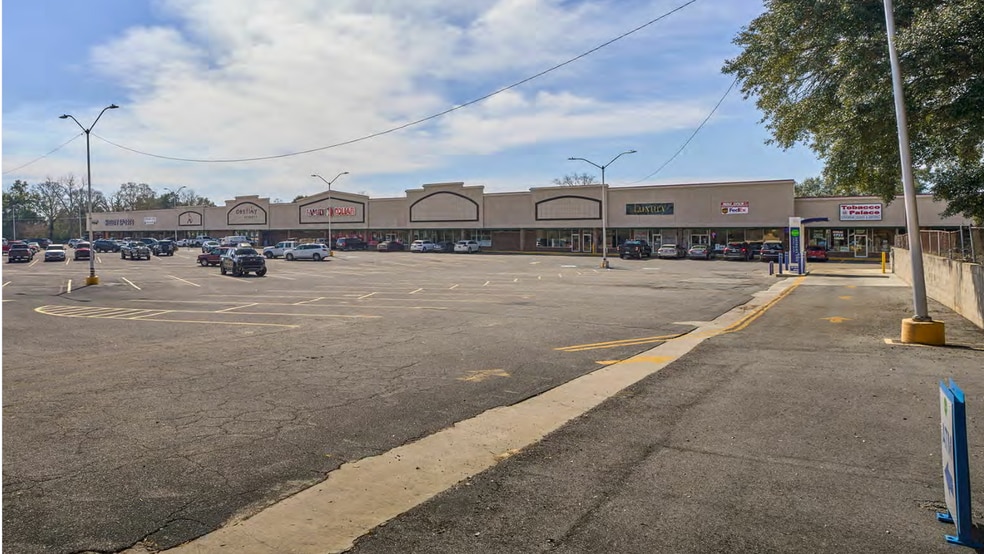 More Photos Of 850 College St, Eastman General Retail For Sale