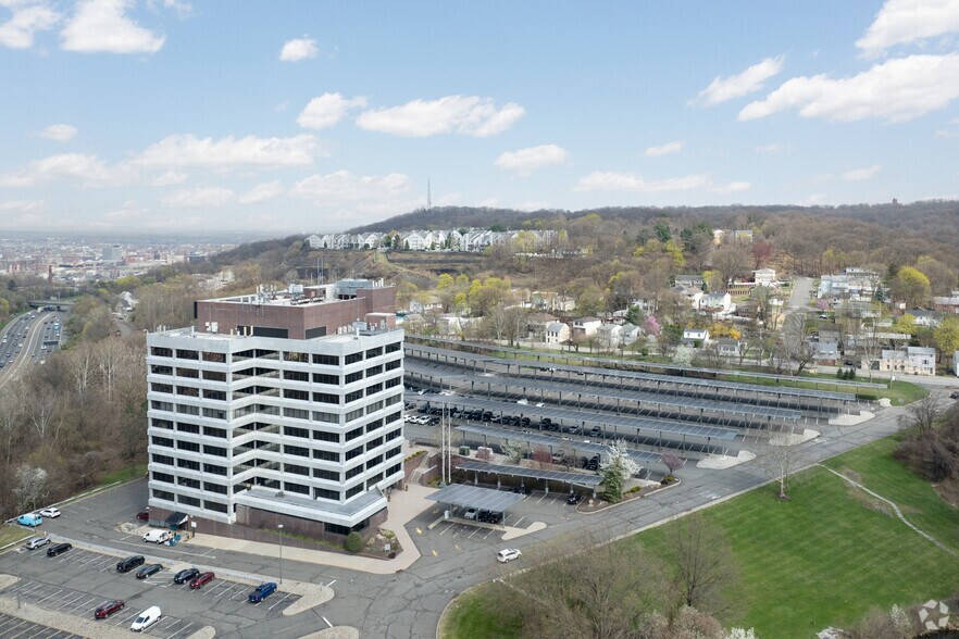 More Photos Of 1 Garret Mountain Plz, Woodland Park Office For Lease