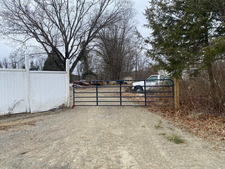 More Photos Of 137 Overlook Rd, Poughkeepsie Warehouse For Lease